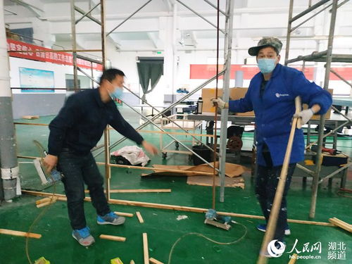 丹江口際華3541服裝公司克難復(fù)工 生產(chǎn)防護(hù)服 口罩等防疫用品