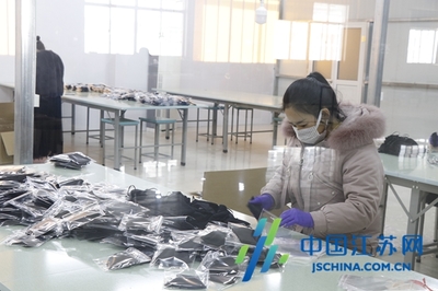 響水全力服務企業(yè)轉產口罩防護服