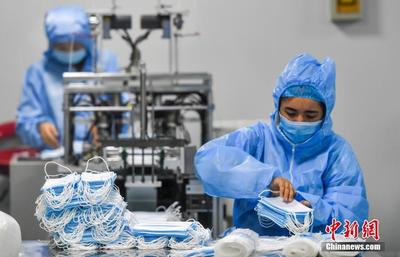 新疆企業恢復生產 連夜趕制醫用口罩隔離服