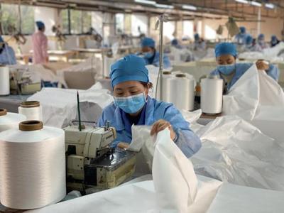 2天增加一個新車間 黃巖防護服生產(chǎn)企業(yè)擴產(chǎn)50%