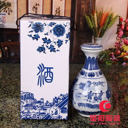 中國(guó)紅與青花山水陶瓷酒瓶定制 價(jià)格、廠家與酒類經(jīng)營(yíng)全解析