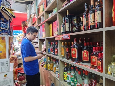 佛岡縣市場監管局龍山所重拳出擊，開展“特供酒”清源打鏈專項行動